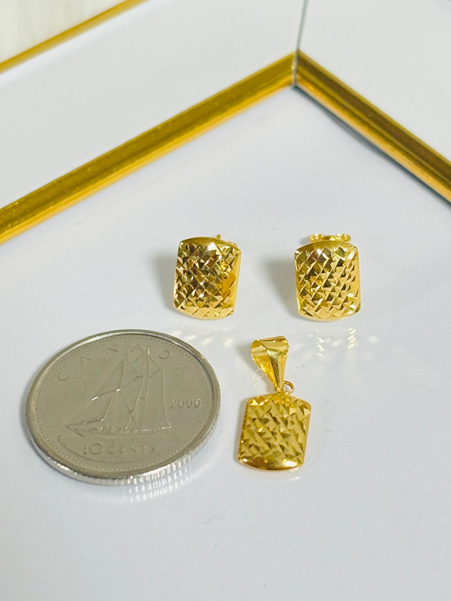 18K Gold Diamond Cut Earrings and Pendant Set