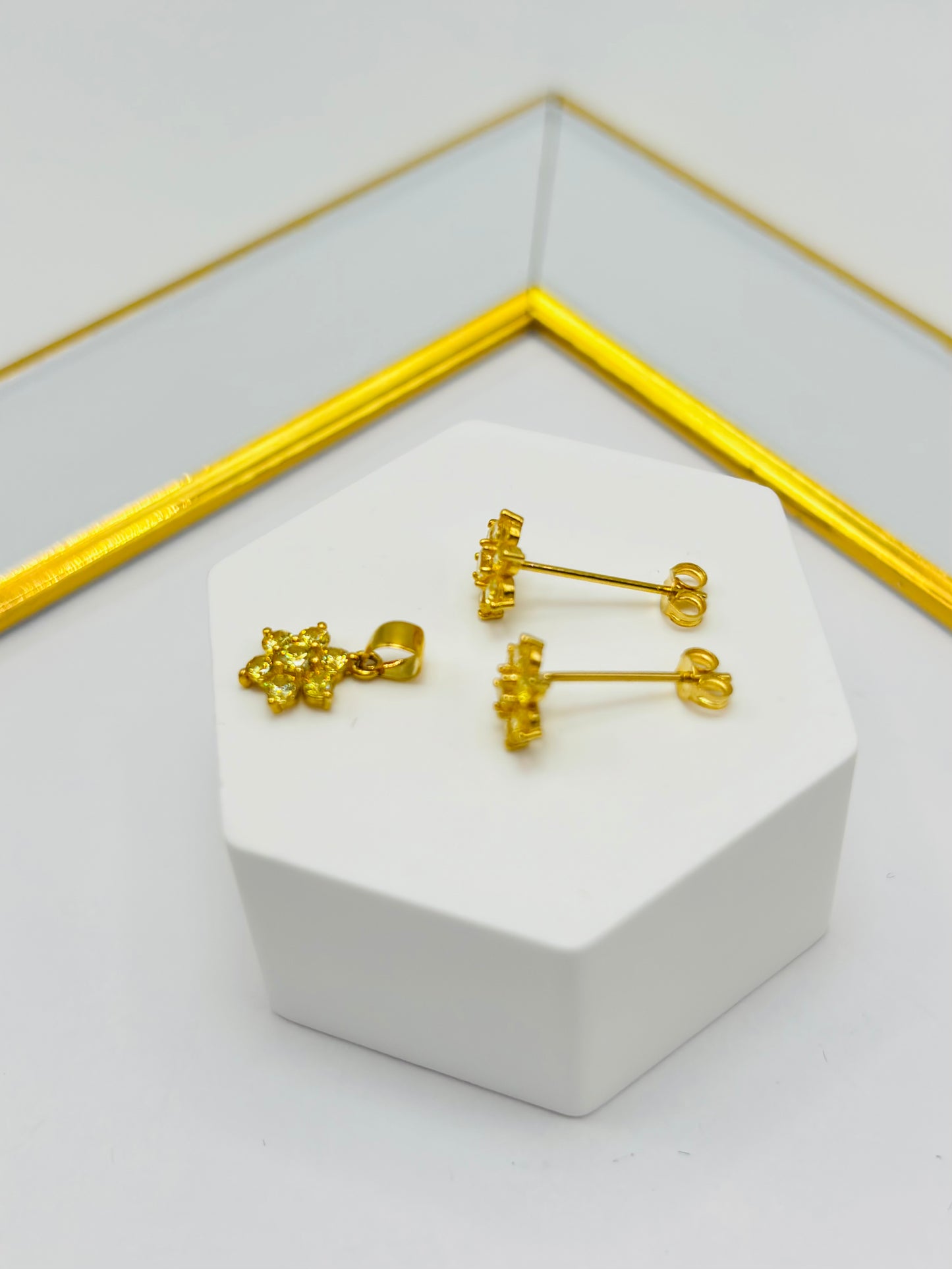 18K Gold Flower Stone Earrings and Pendant Set (Yellow)