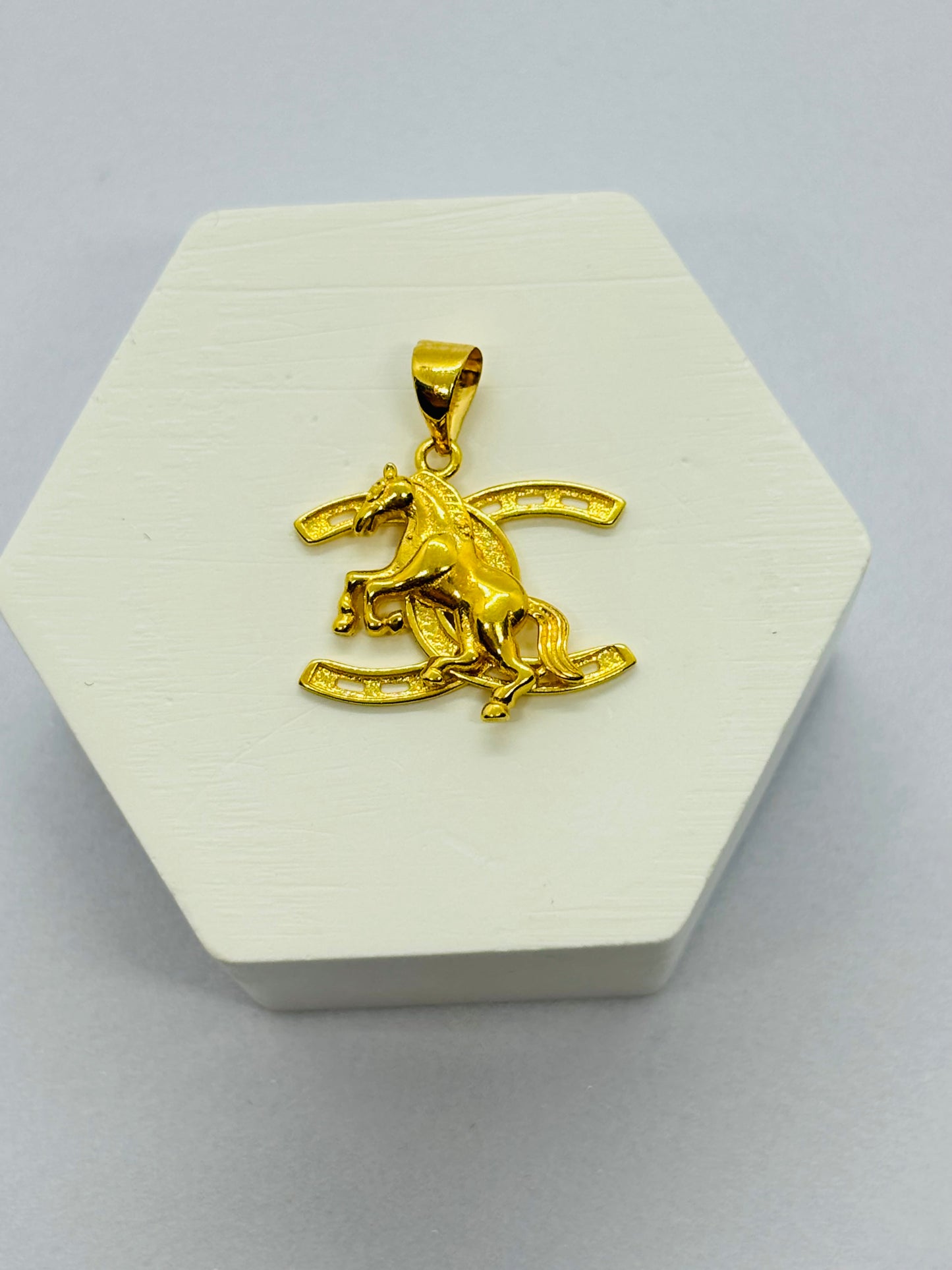 18K Gold Horse and Horse Shoe Pendant
