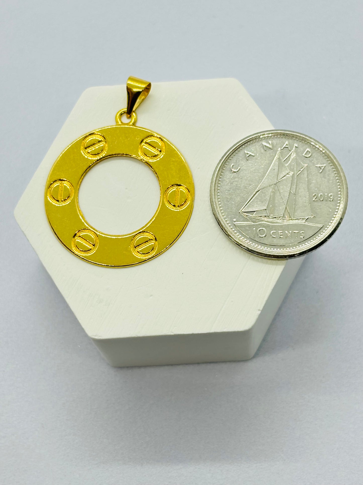 18k Gold Circle Pendant