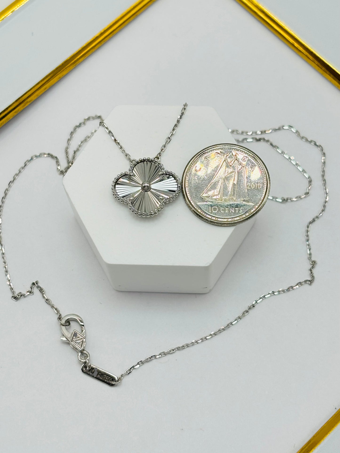 18K White Gold Clover Attached Necklace
