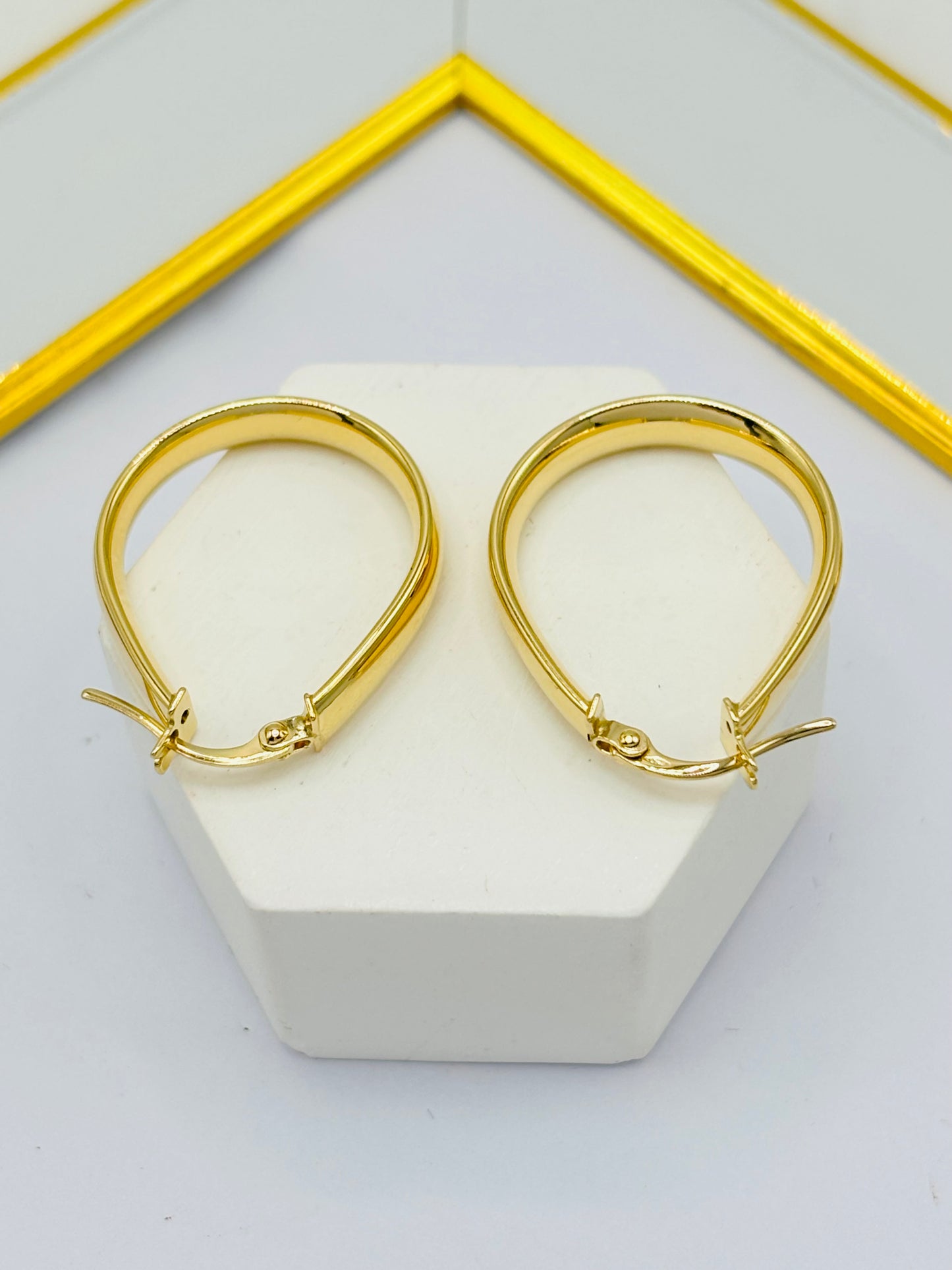 18K Gold Plain Oval Loop Earrings
