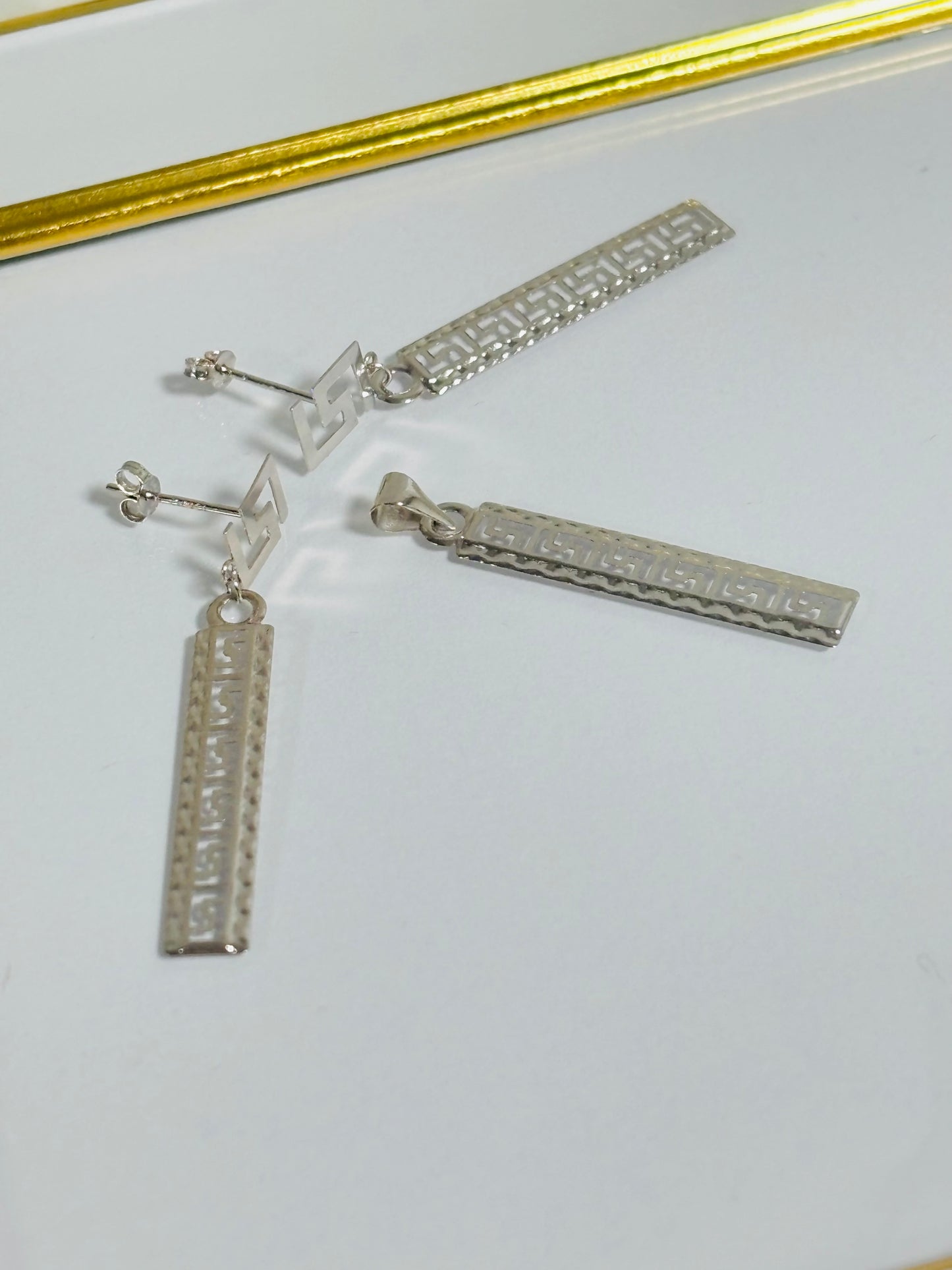 18k White Gold Earrings and Pendant Set