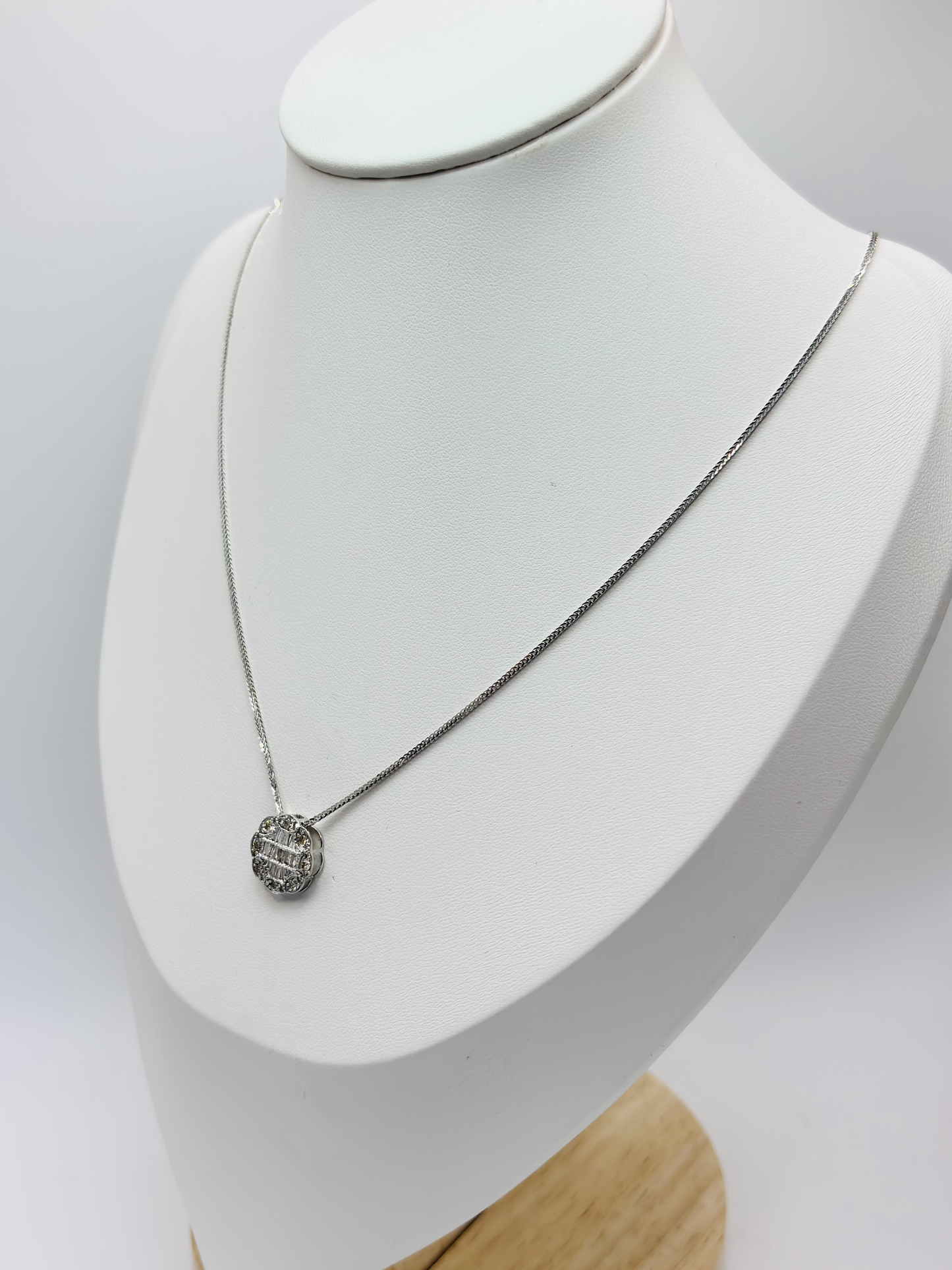 18K White Gold Circle Necklace