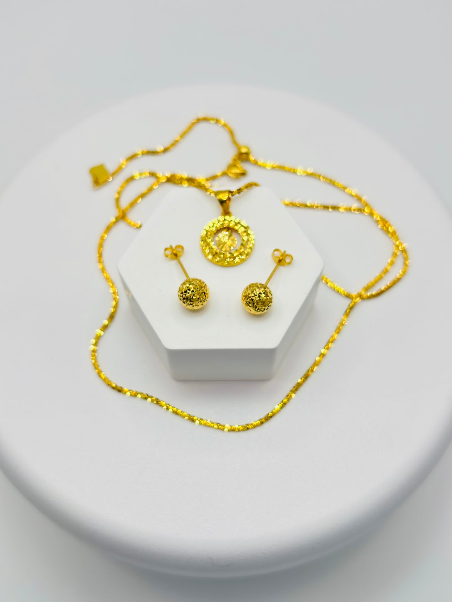 18K Gold Diamond Cut Earrings and Necklace Set