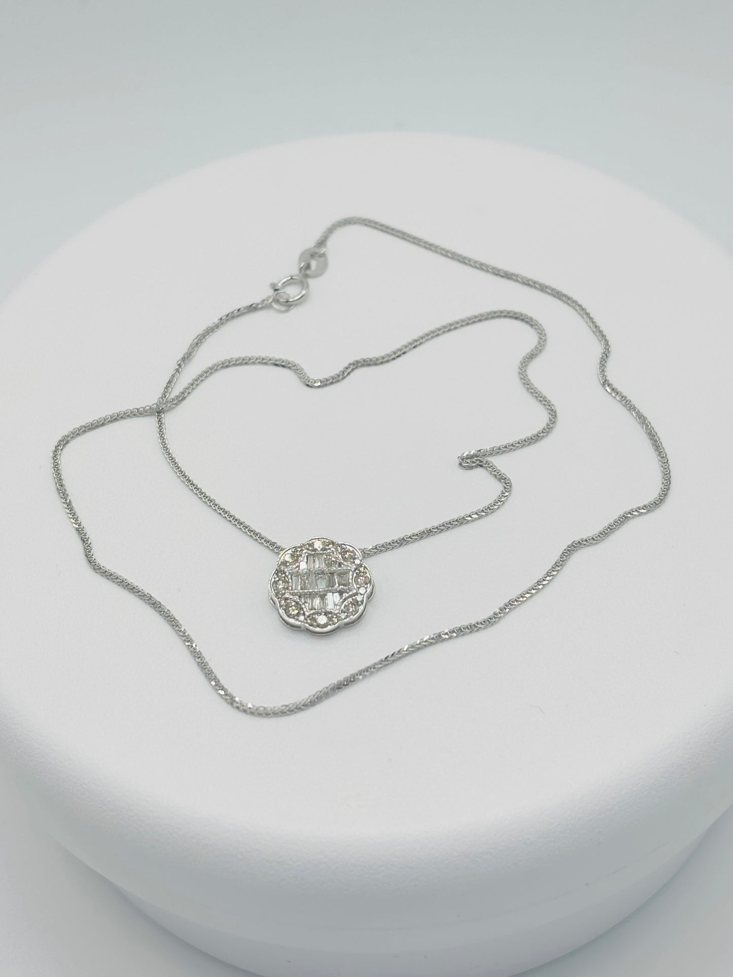 18K White Gold Circle Necklace