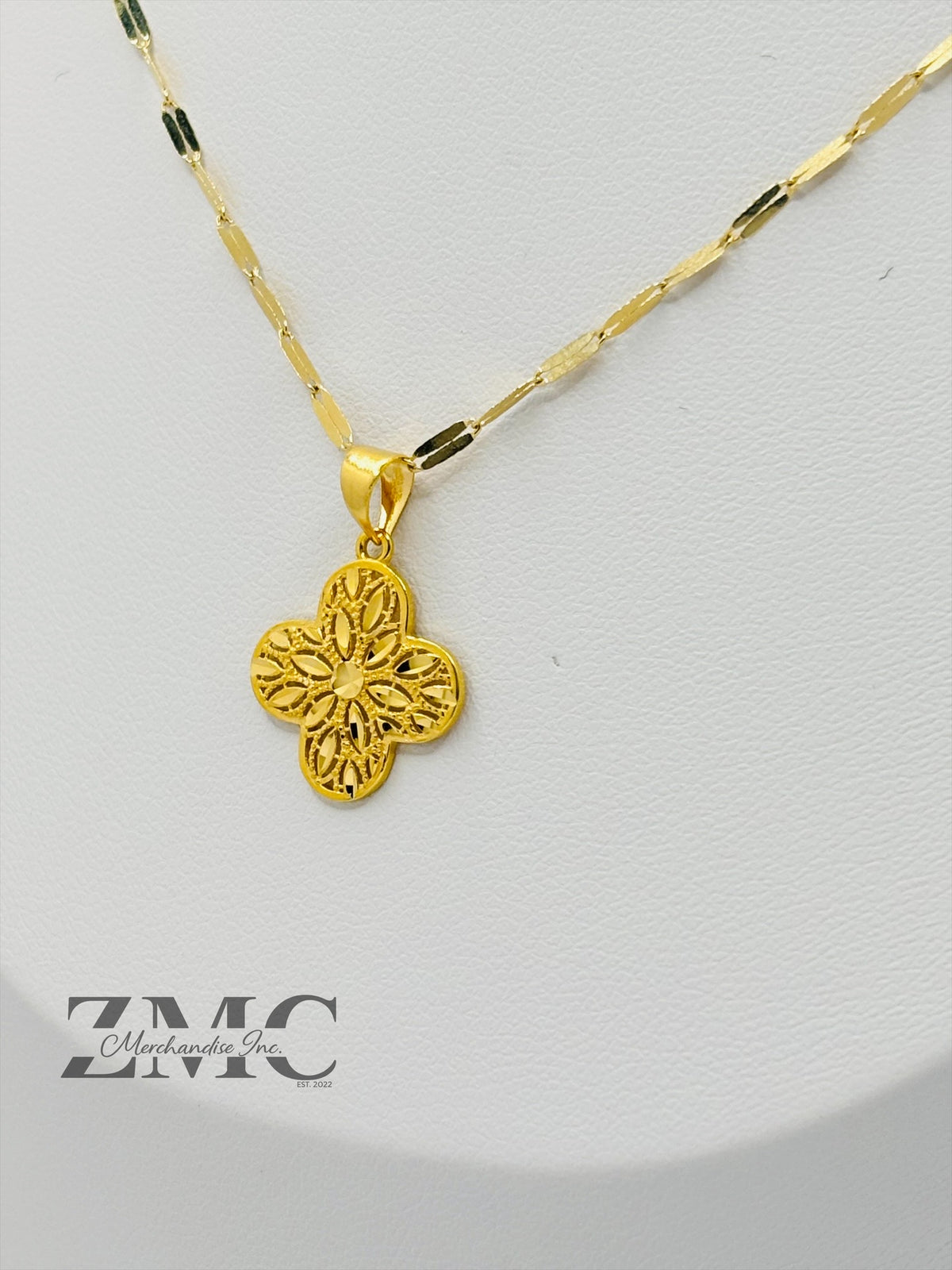 18K Gold Diamond Cut Clover Necklace