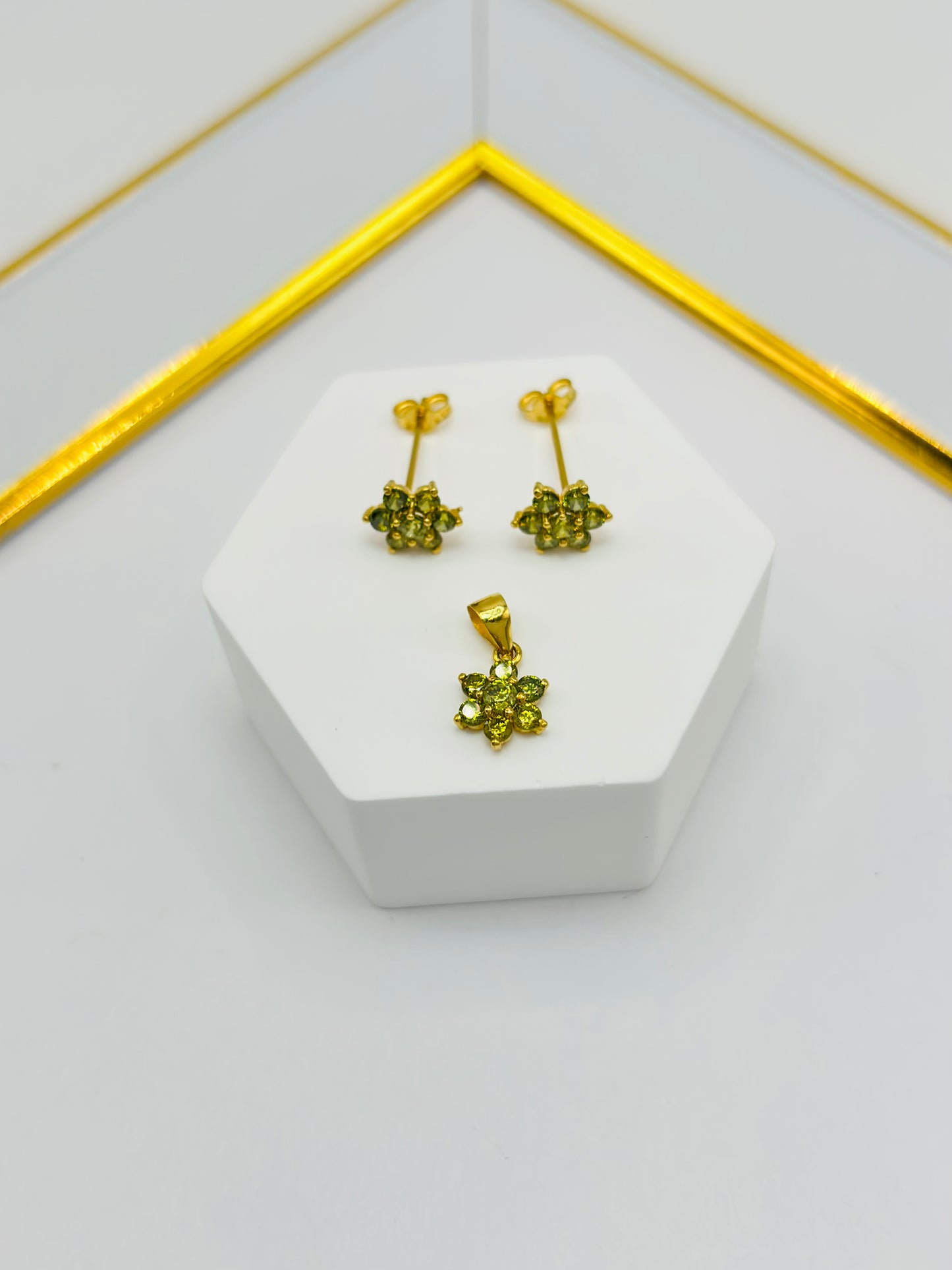 18K Gold Flower Stone Earrings and Pendant Set (Green)
