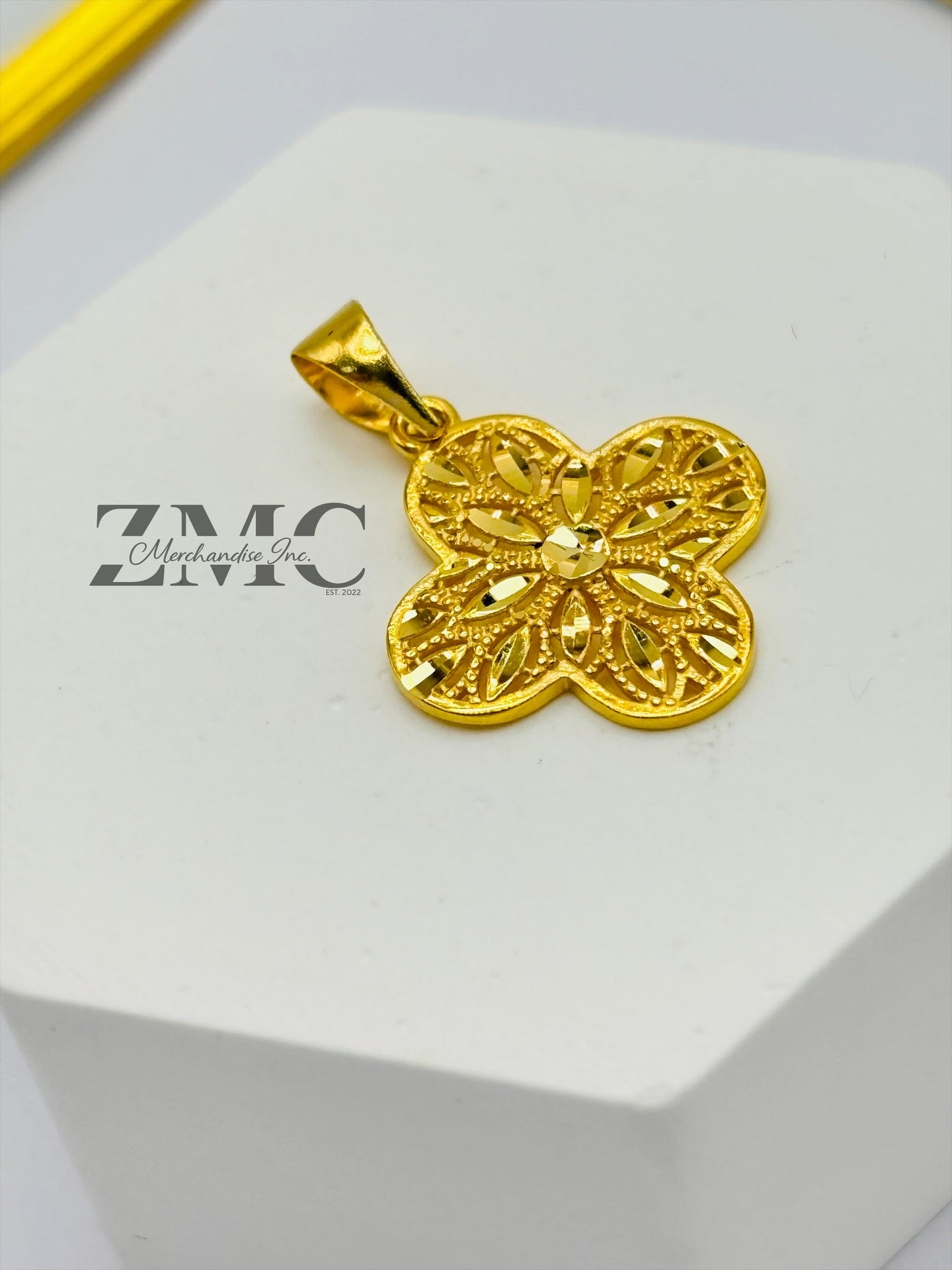 18K Gold Diamond Cut Clover Pendant