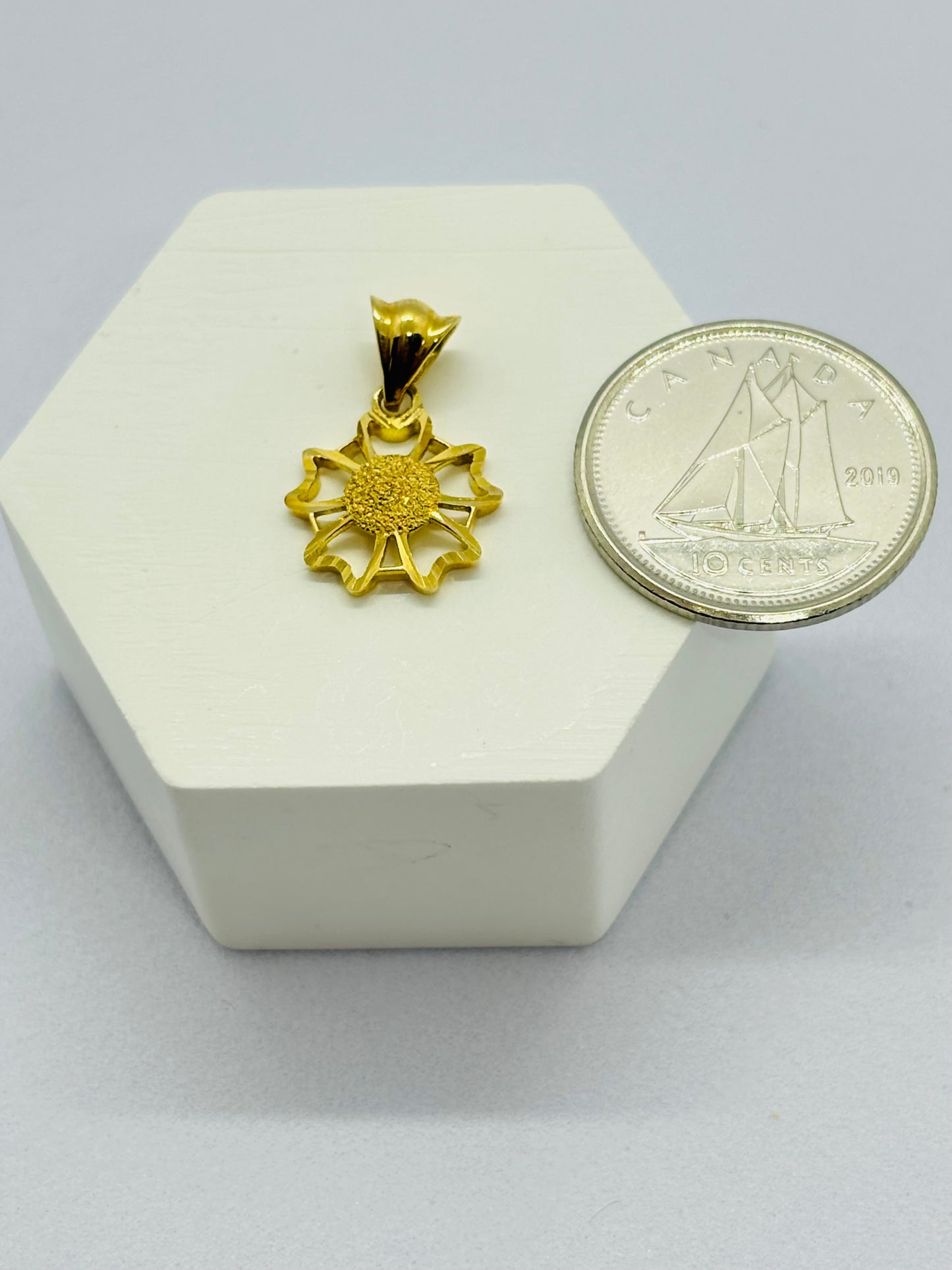 18K Gold Flower Pendant