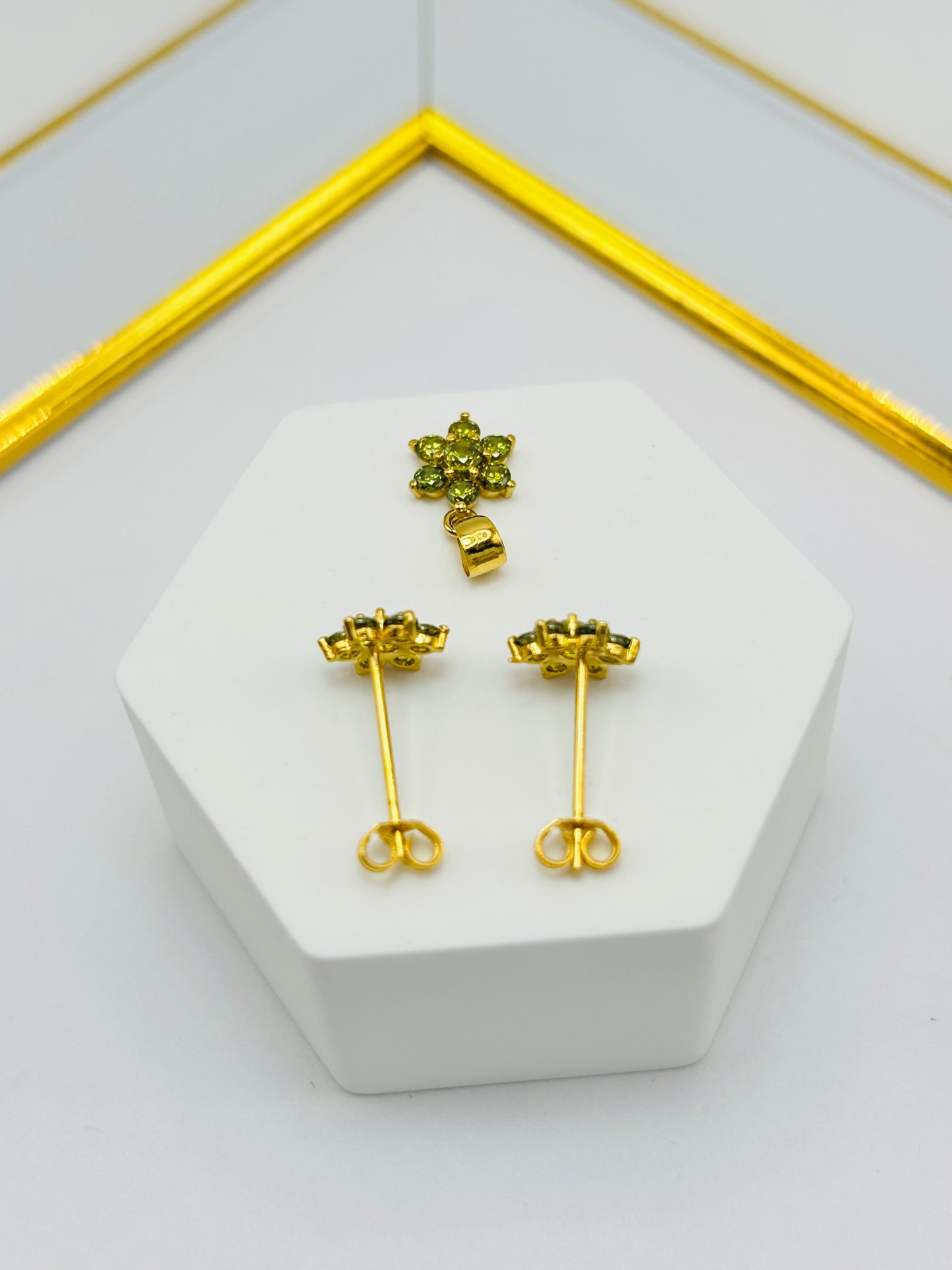 18K Gold Flower Stone Earrings and Pendant Set (Green)
