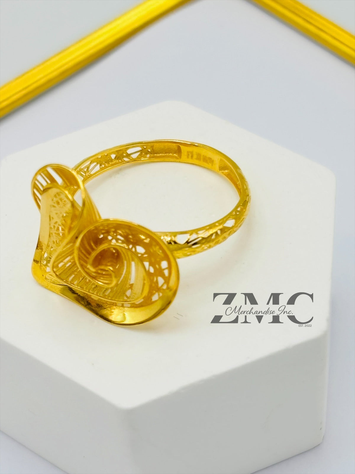 18K Gold Swirl Heart Ring