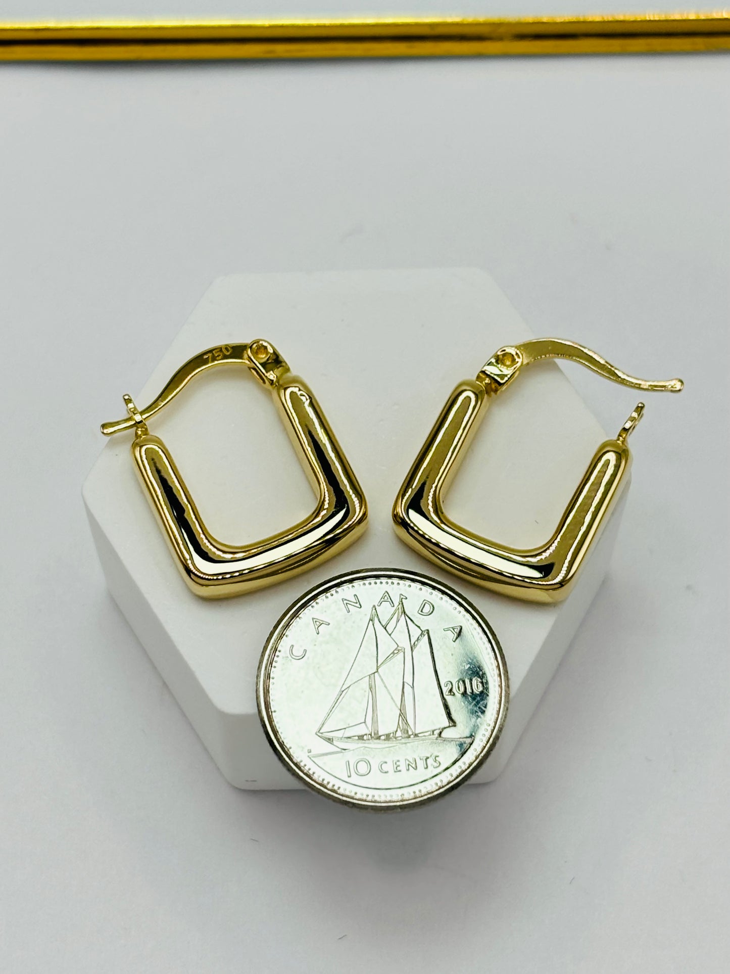 18K Gold Square Loop Earrings