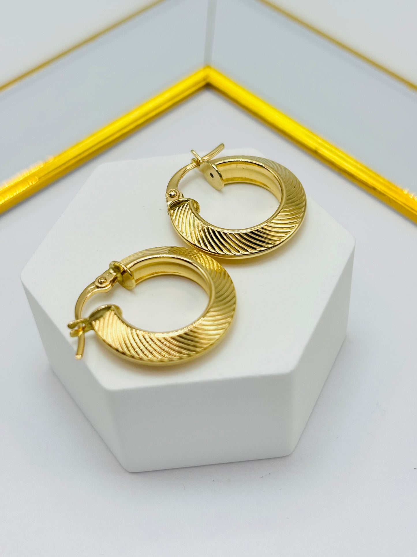 18K Gold Line Loop Earrings