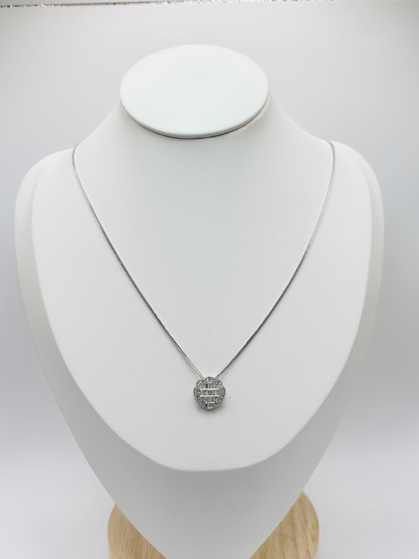 18K White Gold Circle Necklace