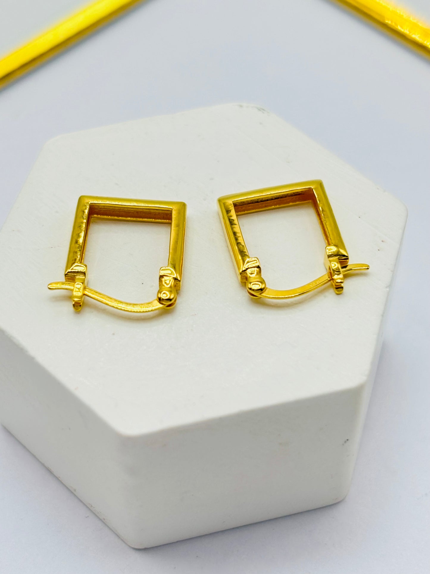 18K Gold Small Square Loop Earrings