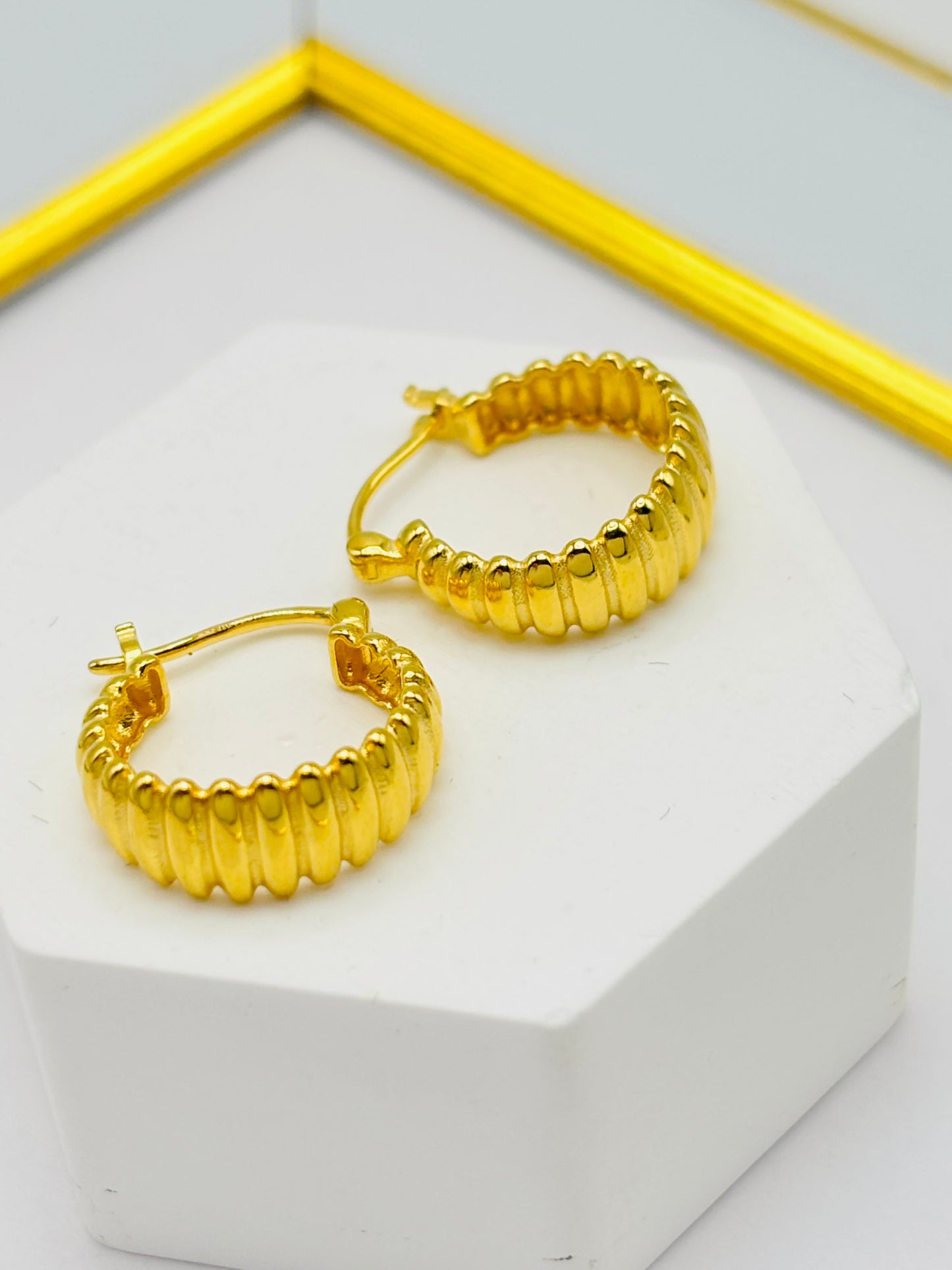 18K Gold Ribbed Loop Earrings