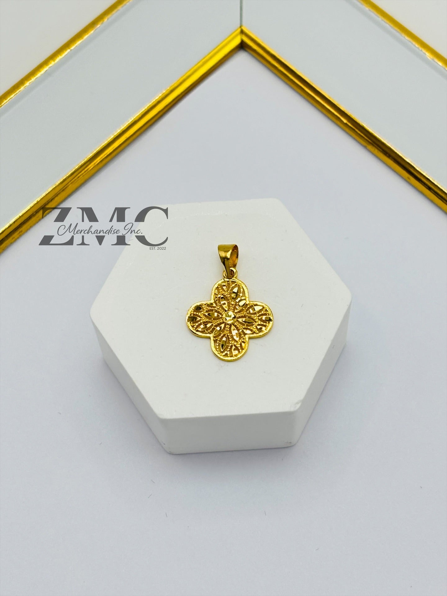 18K Gold Diamond Cut Clover Pendant