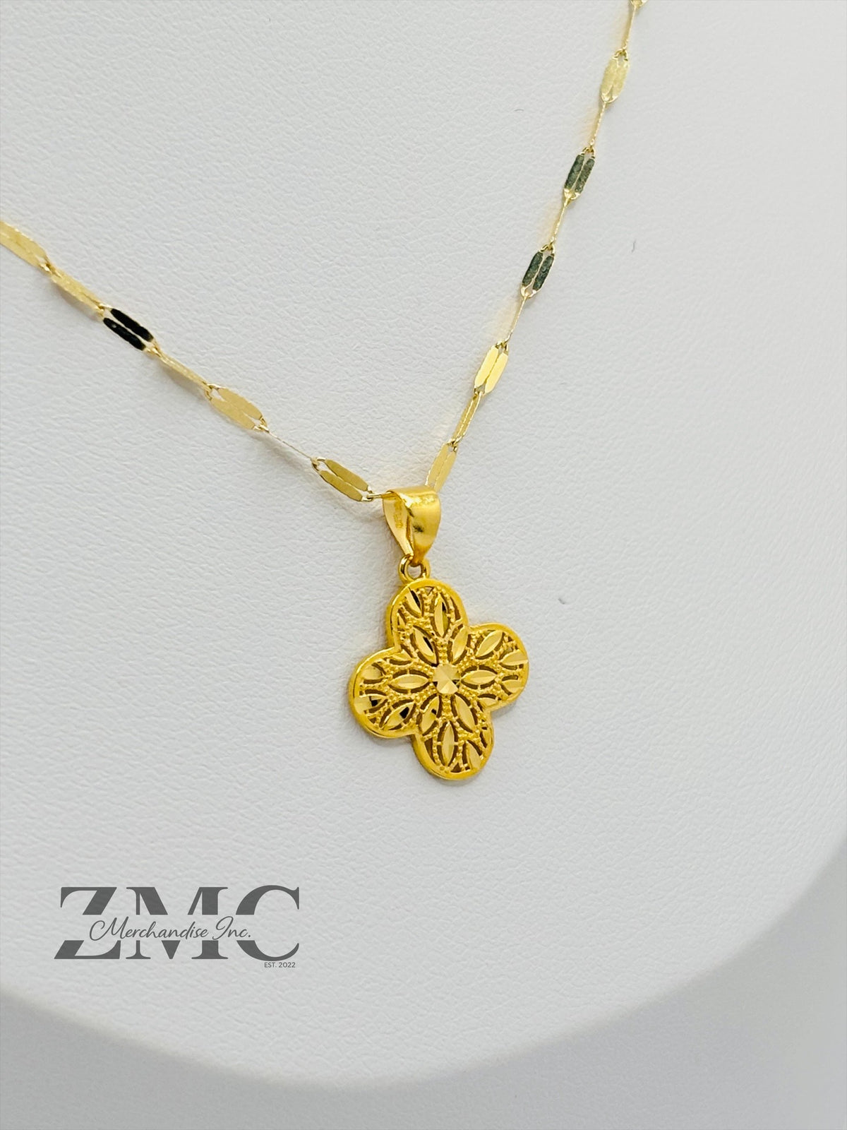 18K Gold Diamond Cut Clover Necklace