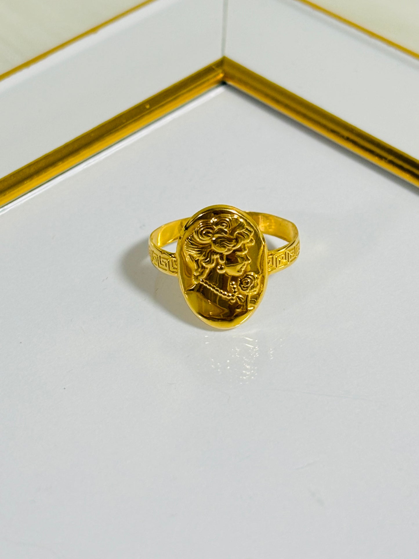 18K Gold Cameo Ring