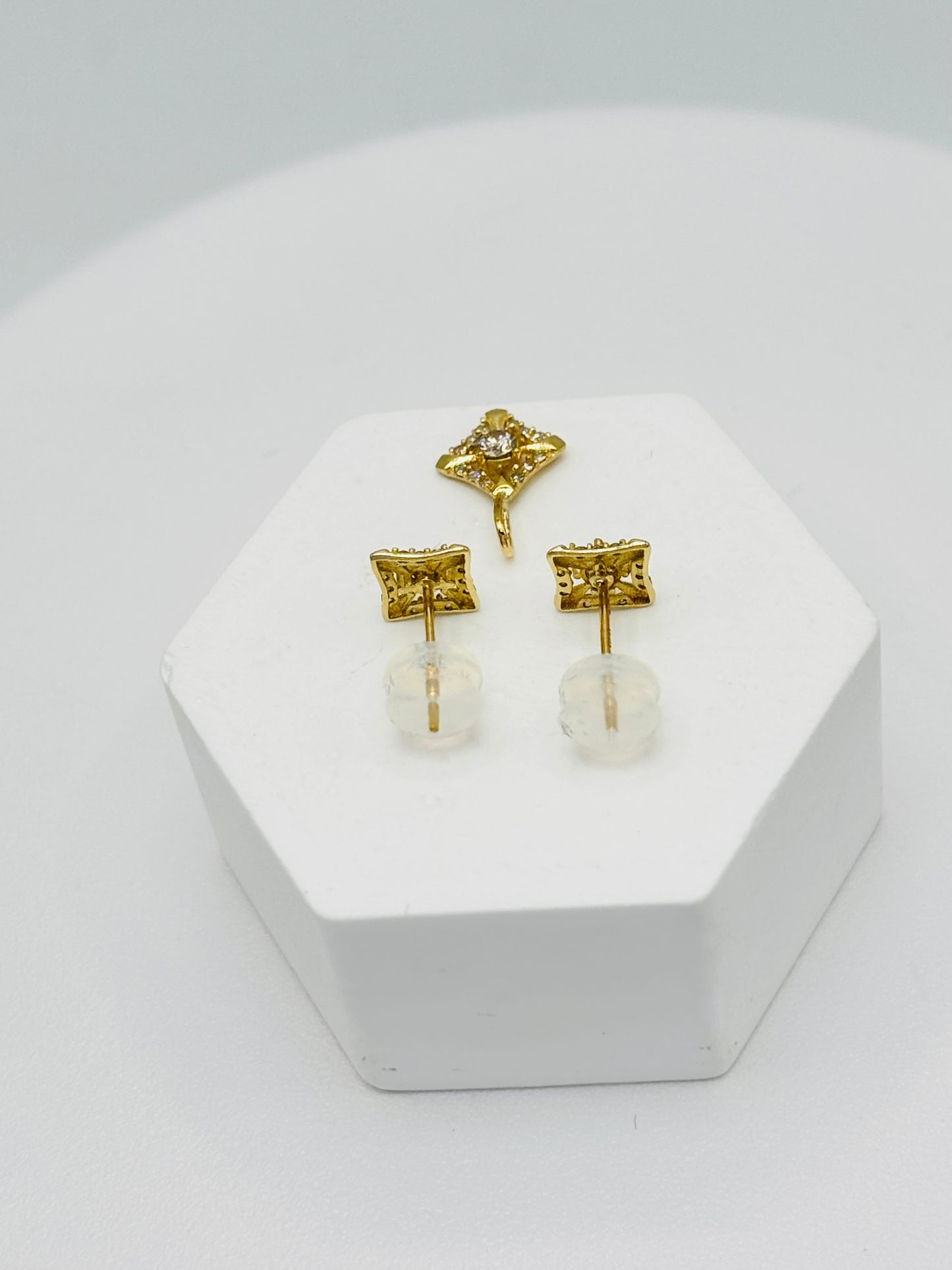 K18 Japan Gold Pendant and Earrings Natural Diamonds Set