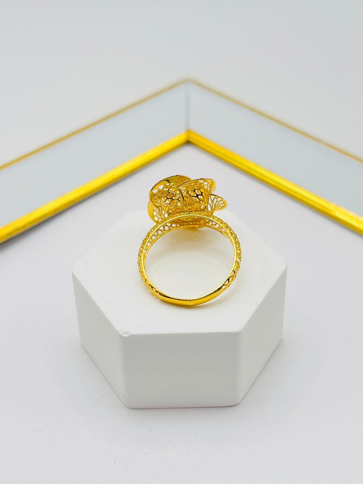 18K Gold Flower Ring
