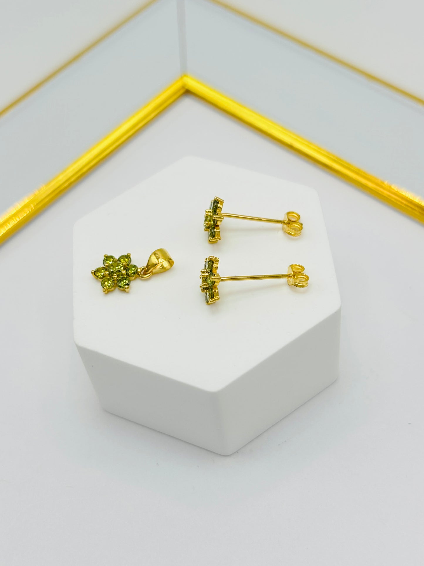 18K Gold Flower Stone Earrings and Pendant Set (Green)