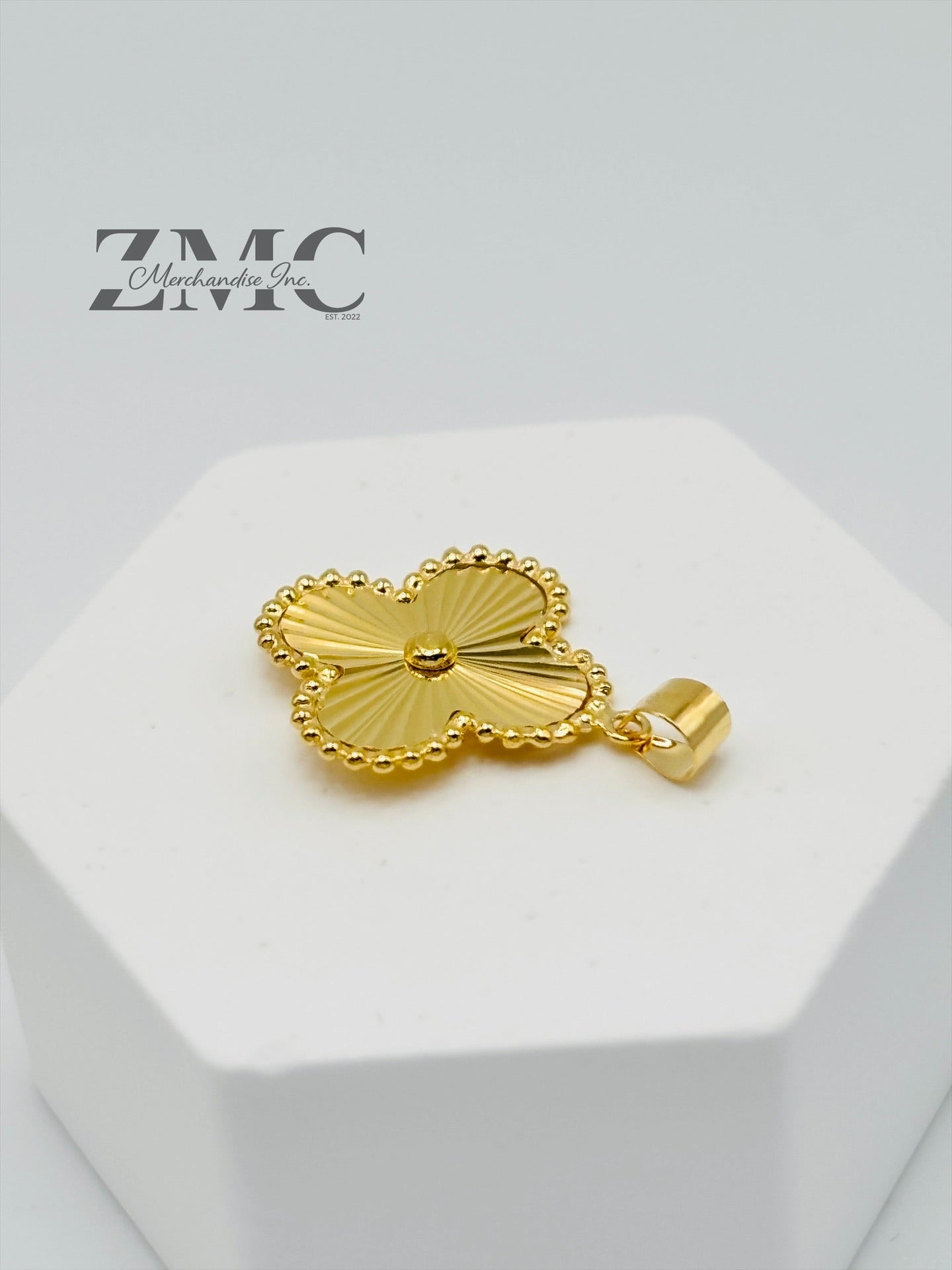 18K Gold Clover Pendant 15 mm