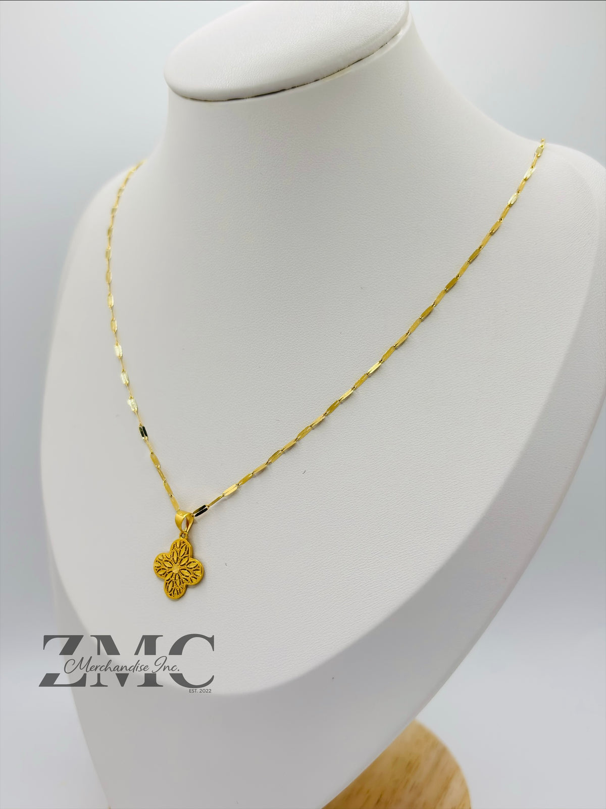 18K Gold Diamond Cut Clover Necklace