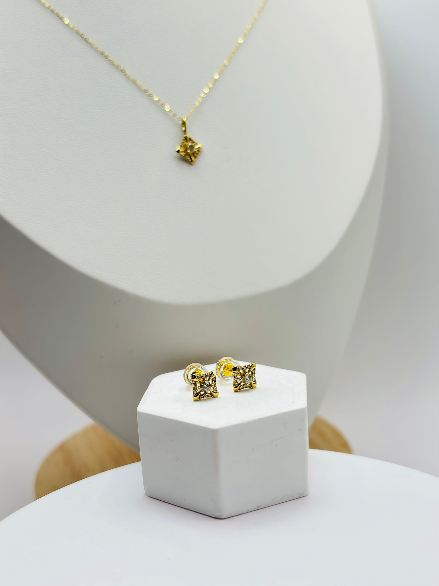 K18 Japan Gold Pendant and Earrings Natural Diamonds with FREE 18K Gold Chain Set