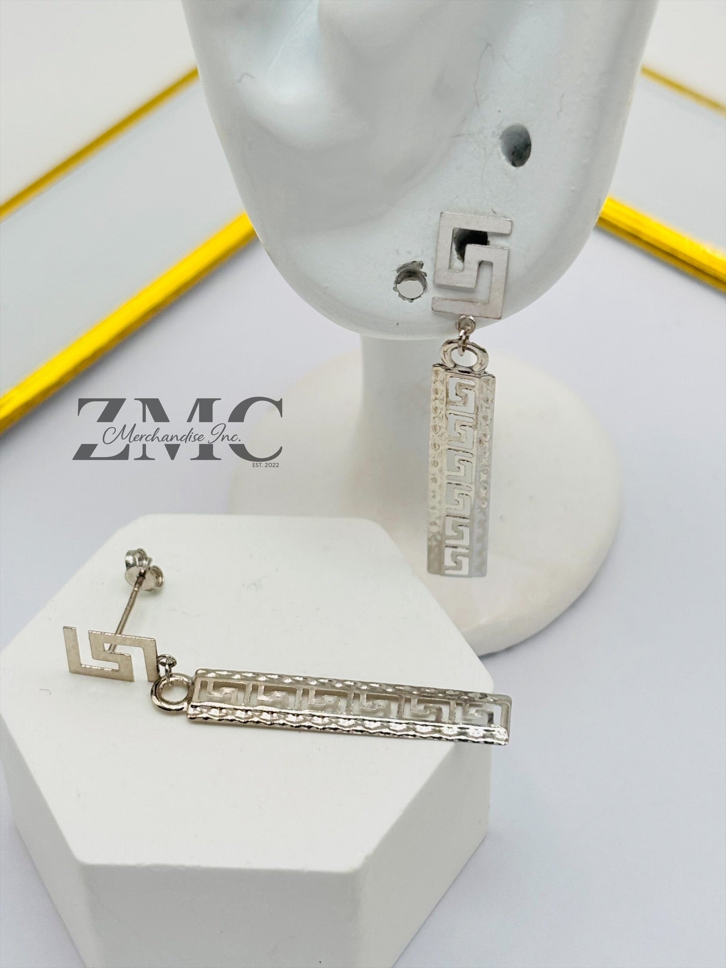 18K White Gold Dangling Earrings