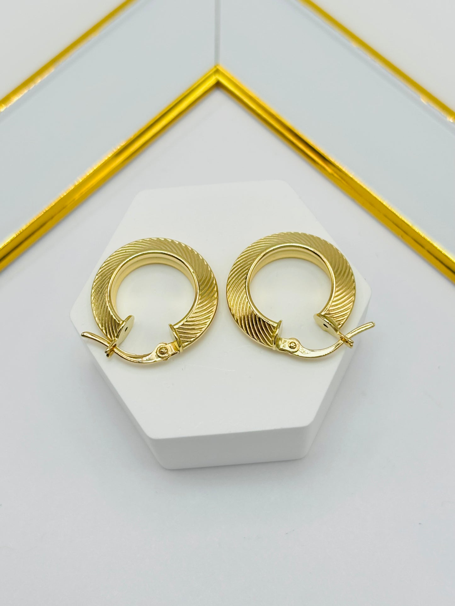 18K Gold Line Loop Earrings