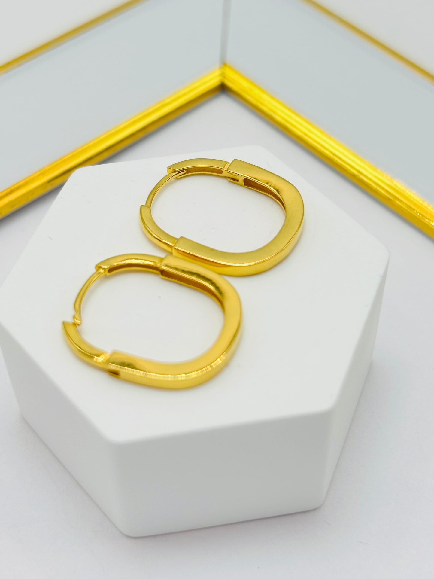 18K Gold Interlock Loop Earrings
