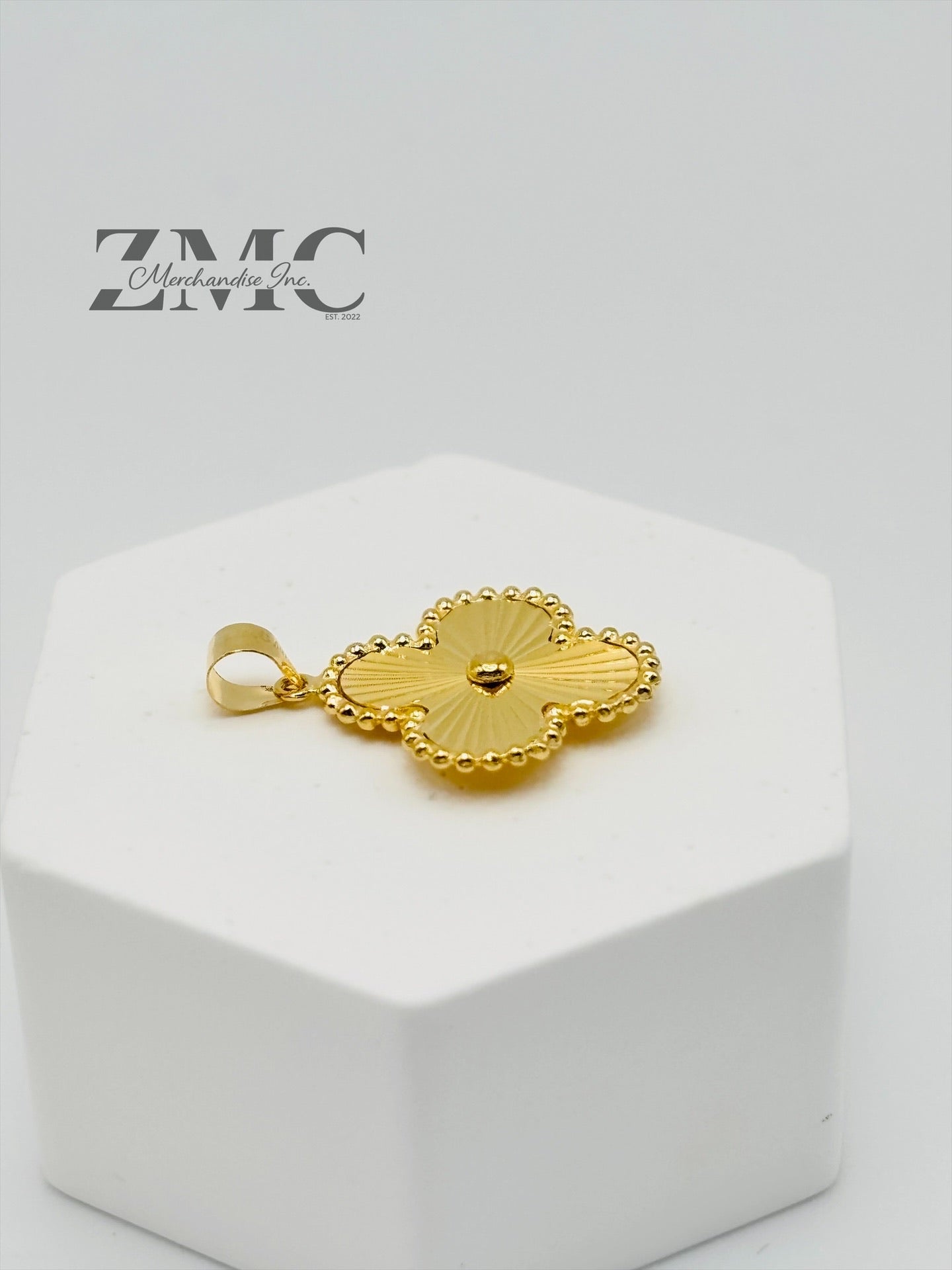 18K Gold Clover Pendant 15 mm