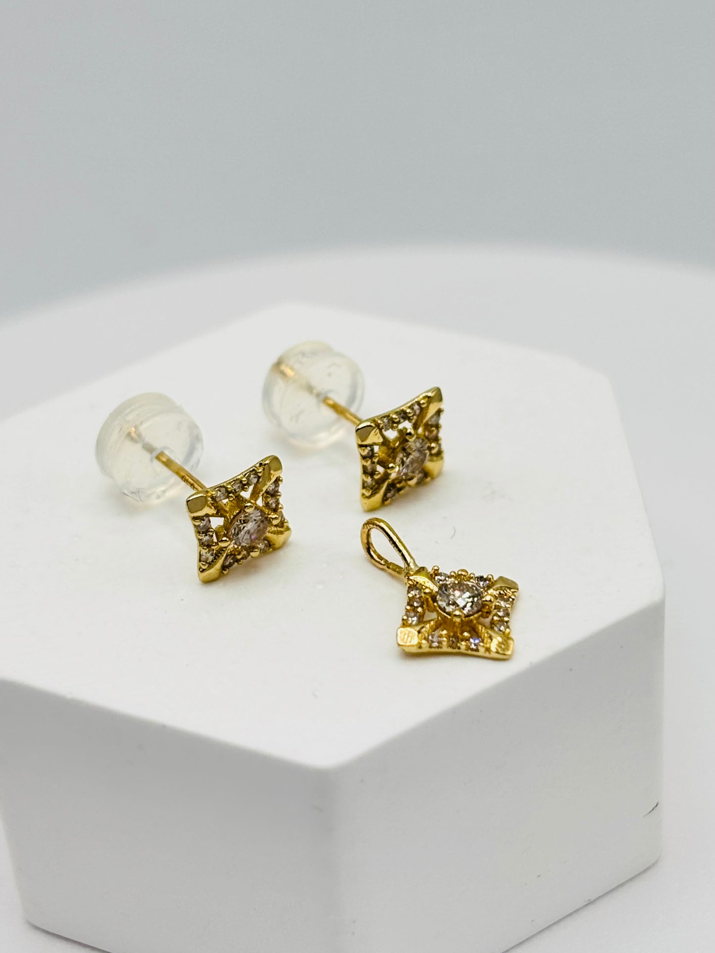 K18 Japan Gold Pendant and Earrings Natural Diamonds Set