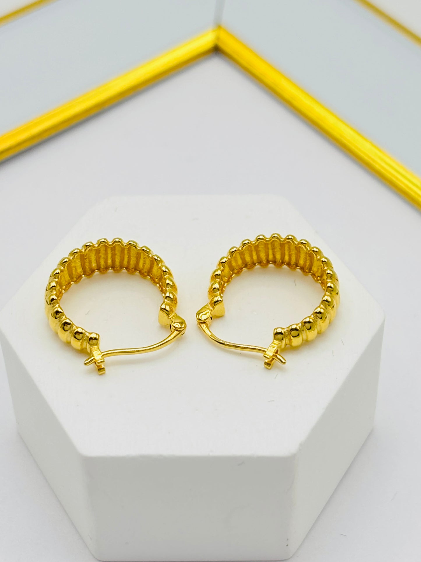 18K Gold Ribbed Loop Earrings