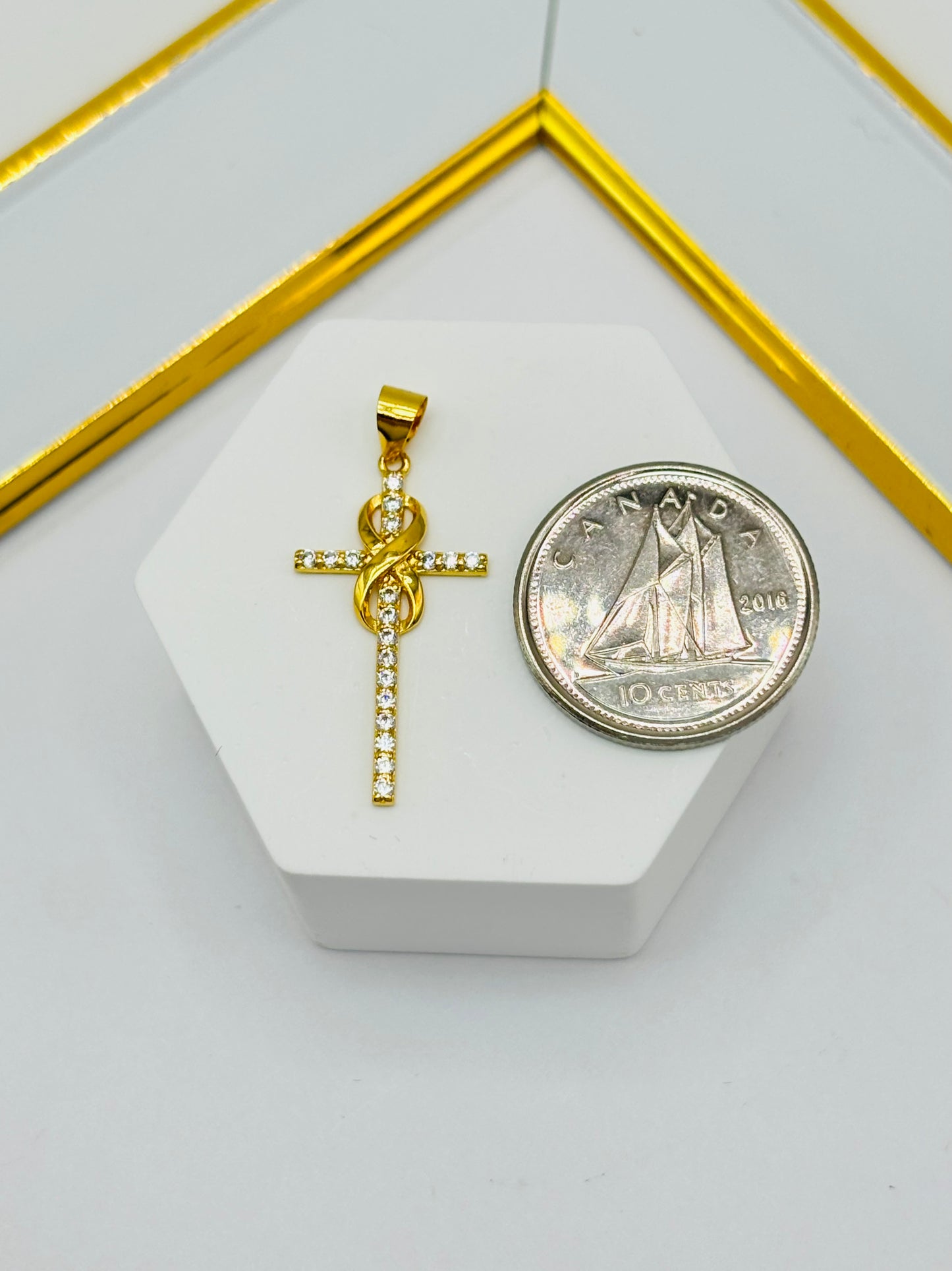 18K Gold Cross Pendant Stone