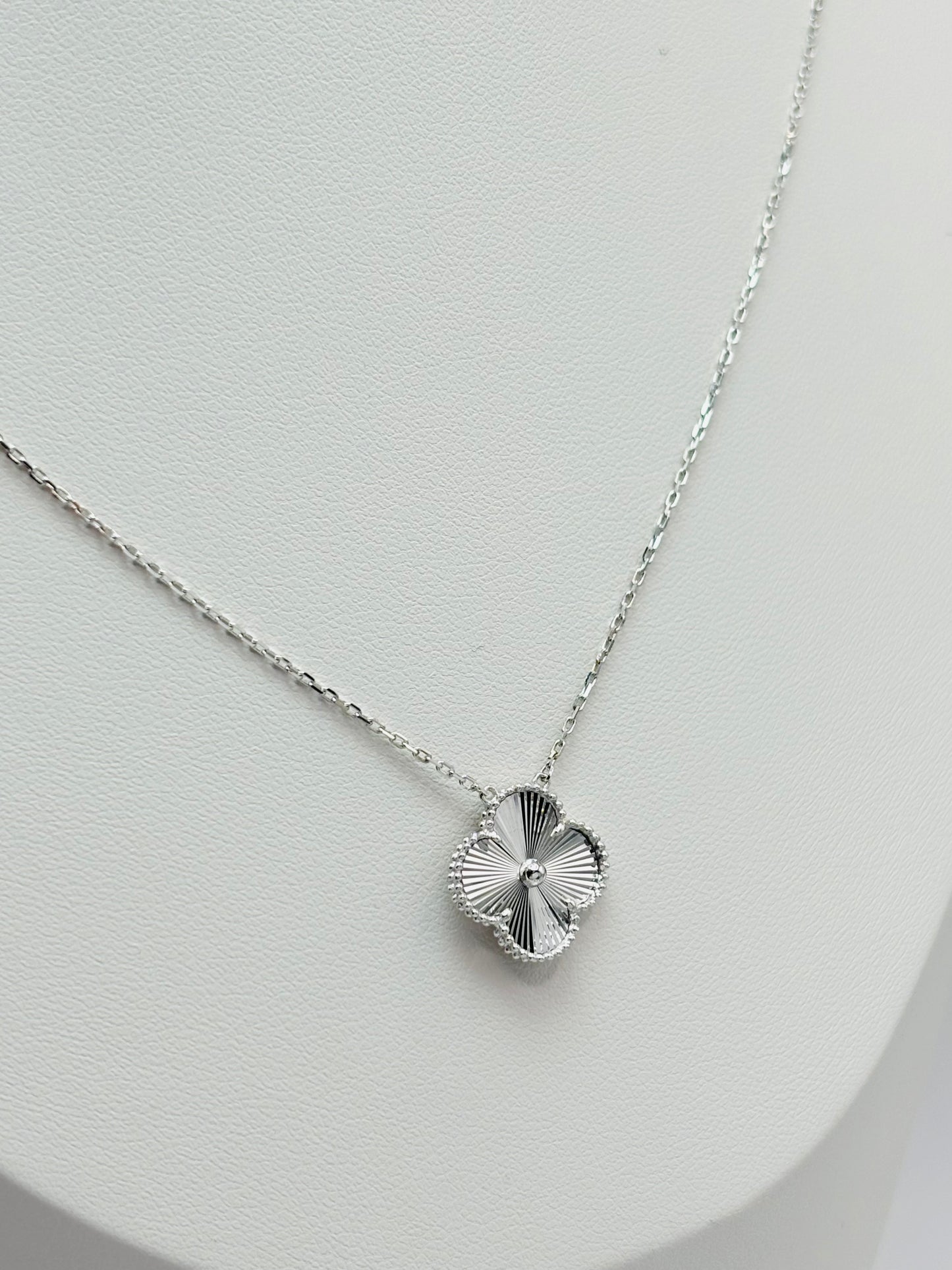 18K White Gold Clover Attached Necklace