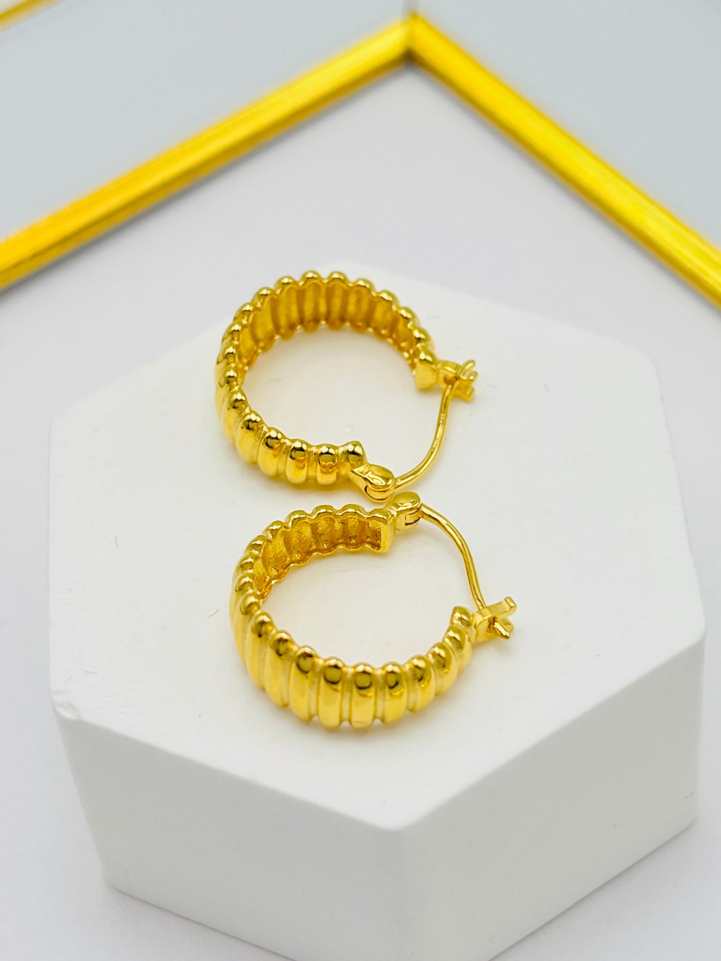 18K Gold Ribbed Loop Earrings