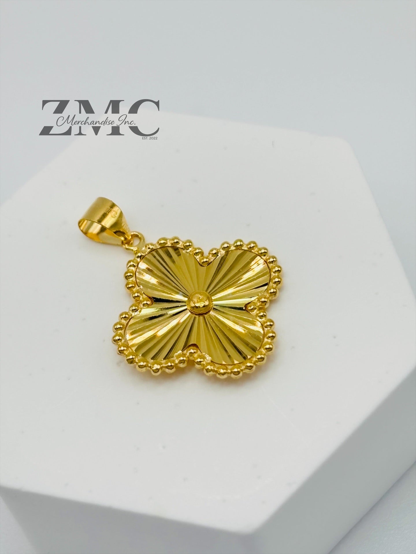 18K Gold Clover Pendant 15 mm