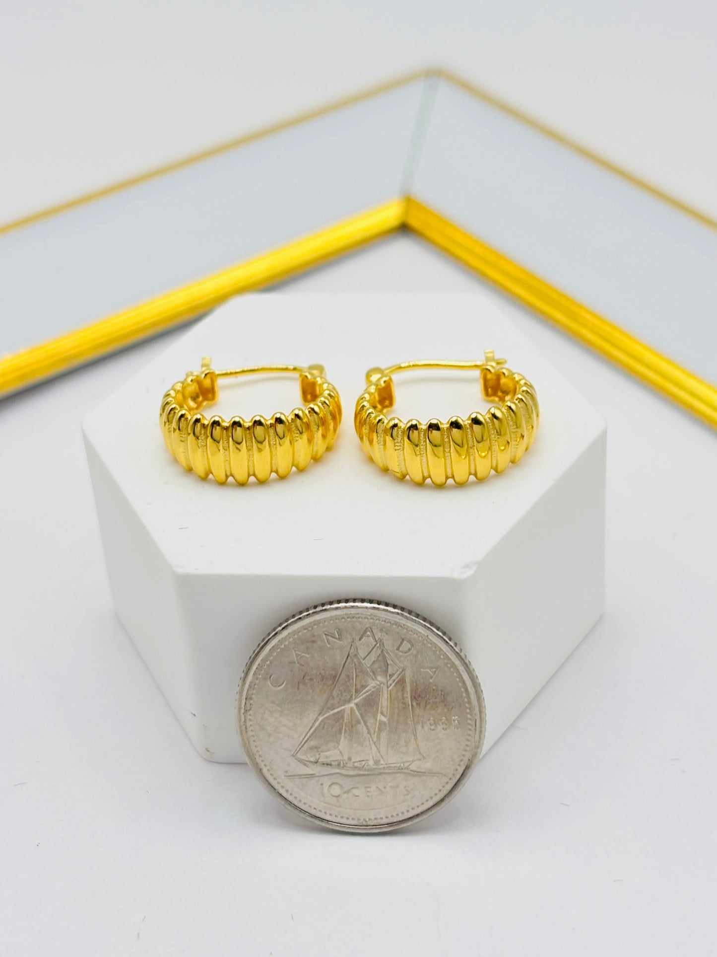 18K Gold Ribbed Loop Earrings