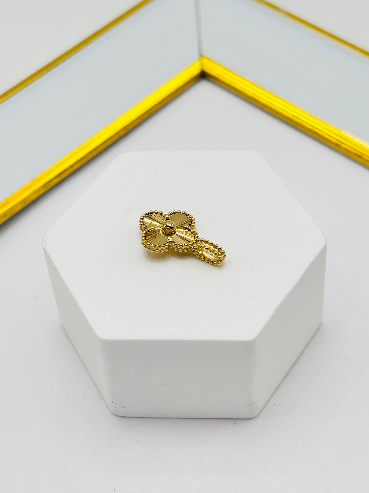 18K Gold Clover Pendant 8.4 mm