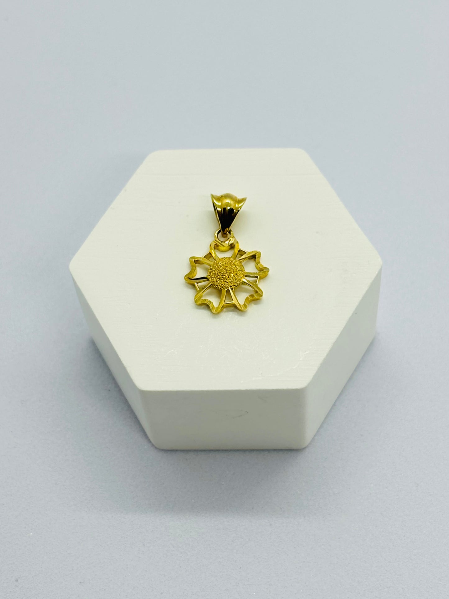 18K Gold Flower Pendant