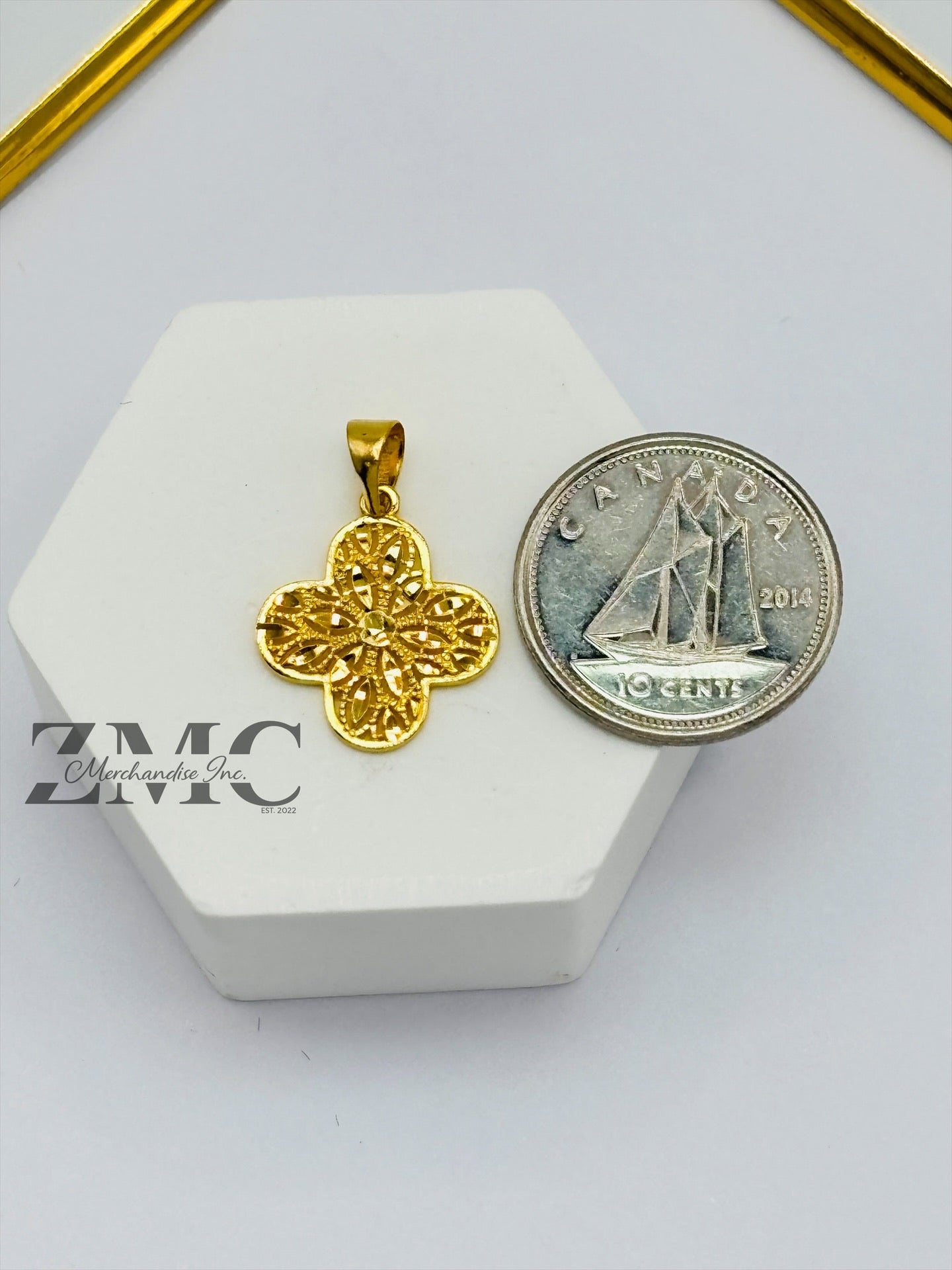 18K Gold Diamond Cut Clover Pendant