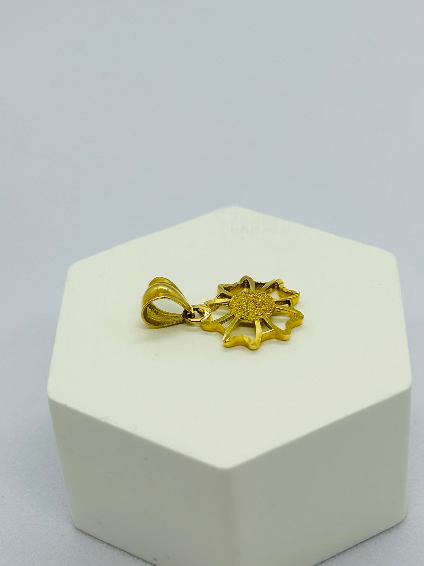 18K Gold Flower Pendant