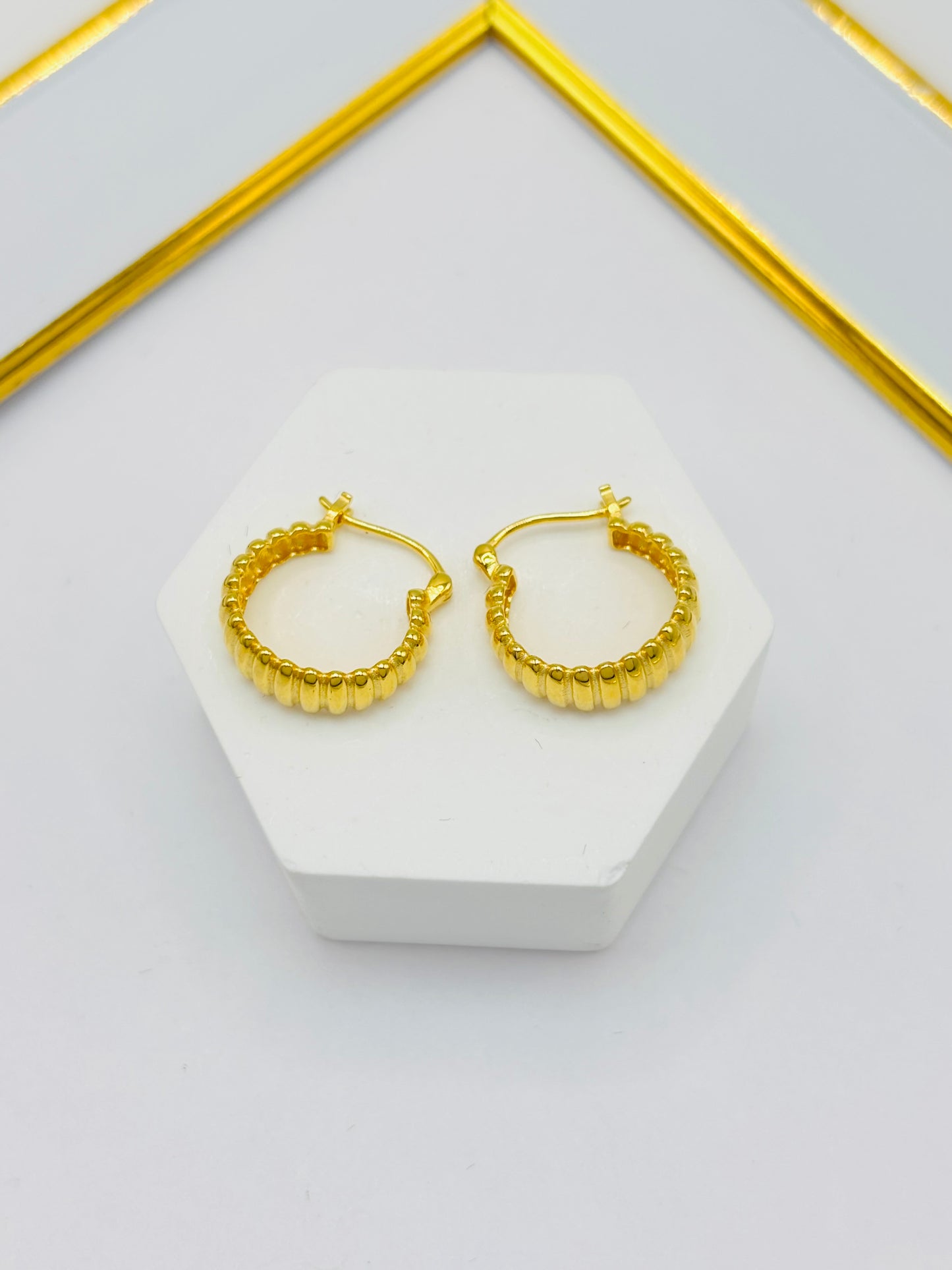 18K Gold Ribbed Loop Earrings