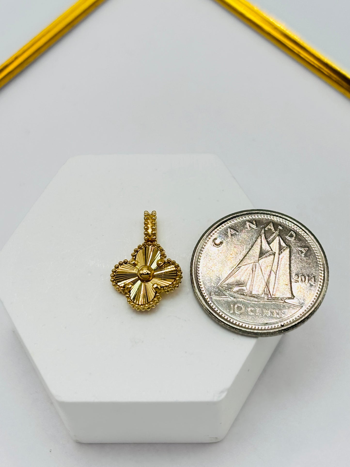 18K Gold Clover Pendant 8.4 mm