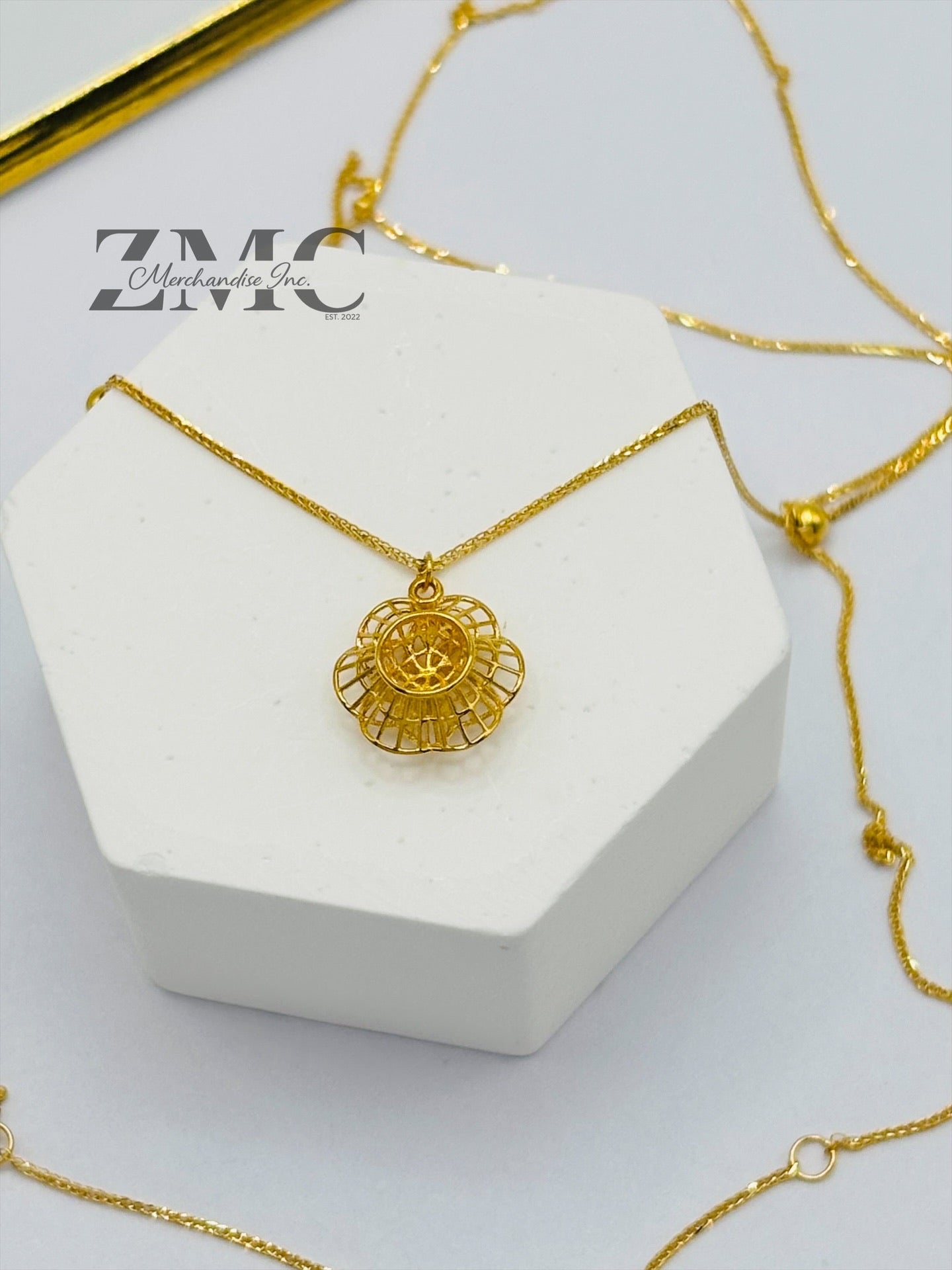 18K Gold Attached Flower Necklace