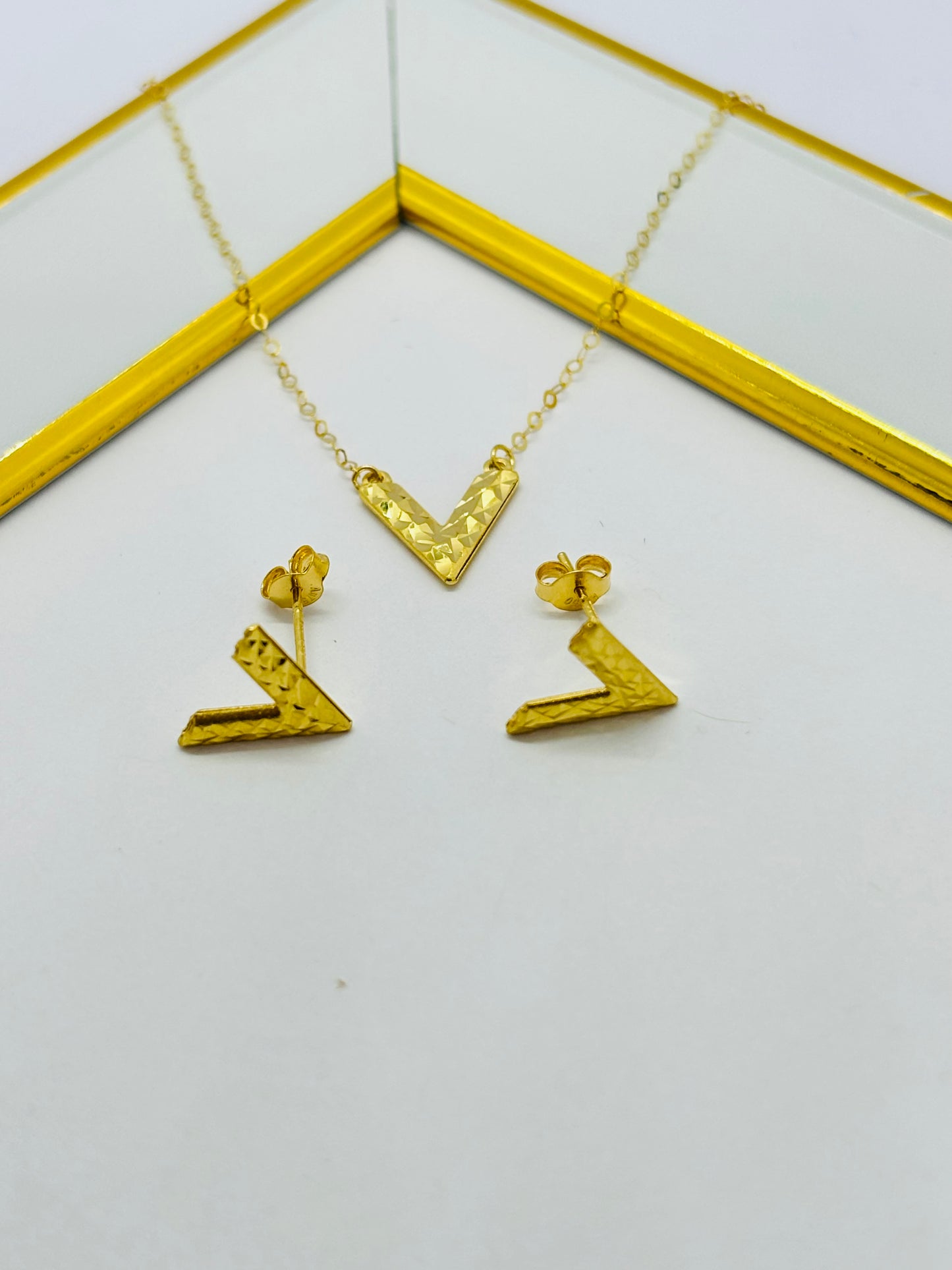 18K Gold V Earrings and Necklace Set0080