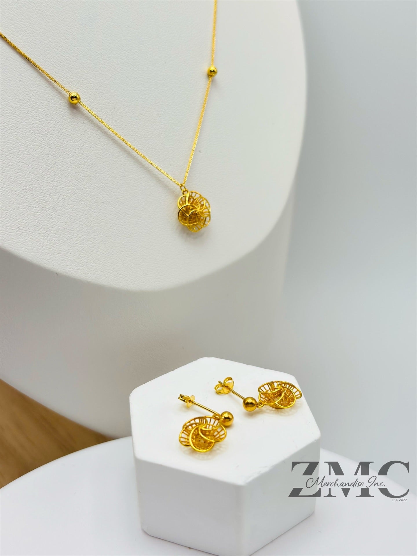 18K Gold Flower Earrings and Necklace Set